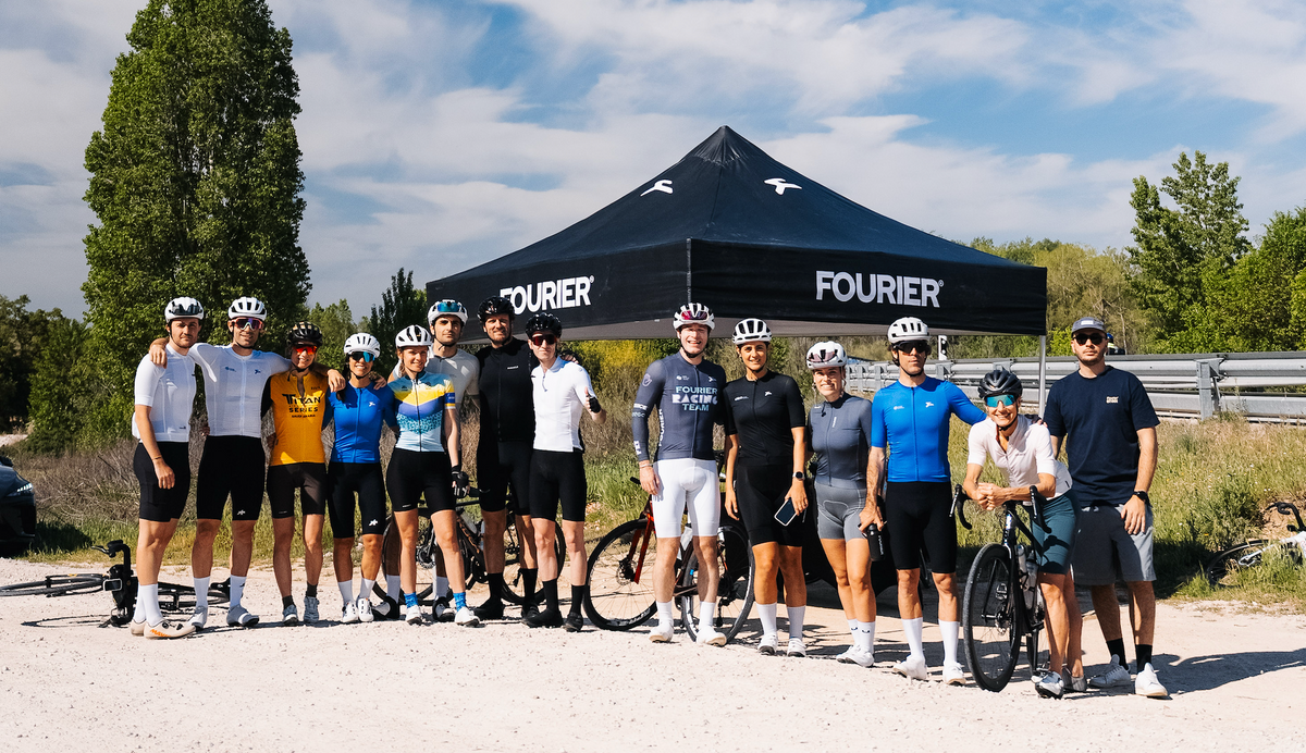 Grupo de ciclistas en la Social Ride de abril de Fourier Cycling
