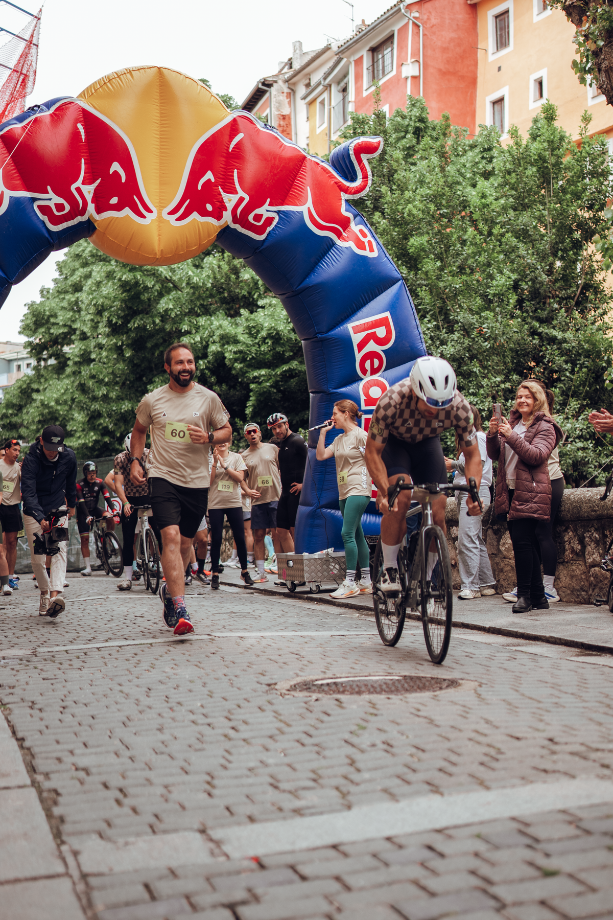 Ciclistas y corredores en la Cuenca Vertical Race 2026 con FOURIER