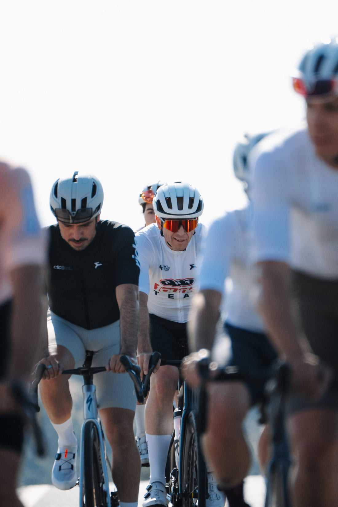 Grupo de ciclistas en la Social Ride de junio de Fourier Cycling