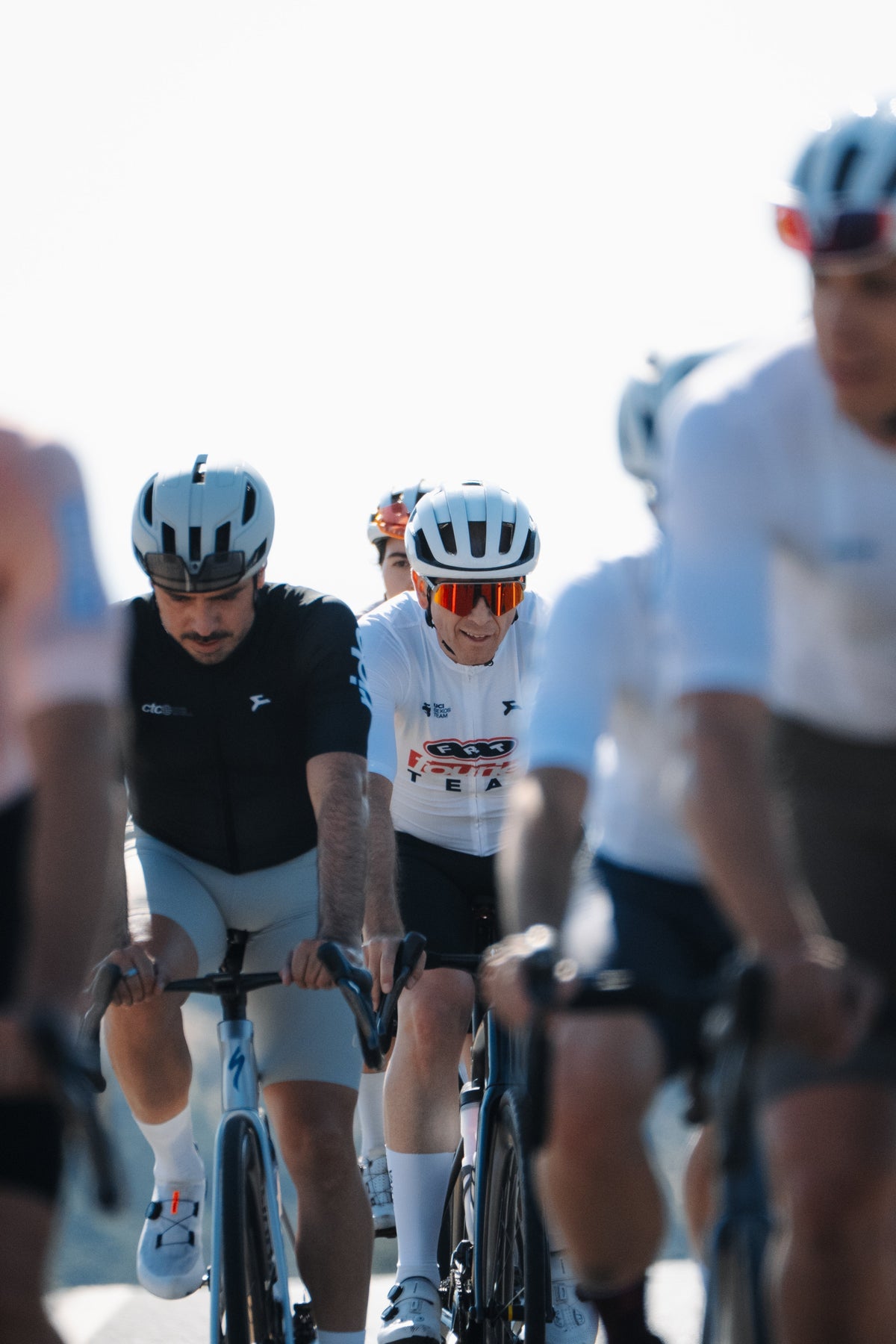 Grupo de ciclistas en la Social Ride de junio de Fourier Cycling