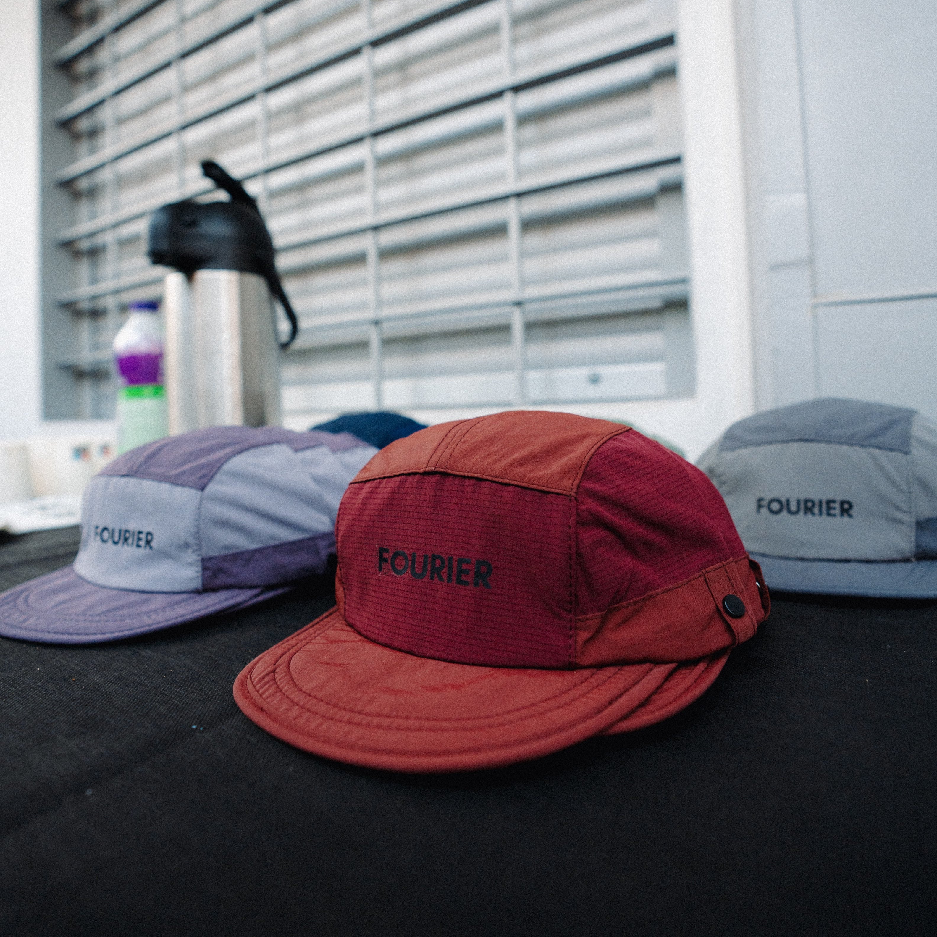 GORRA FIVE PANEL BURDEOS