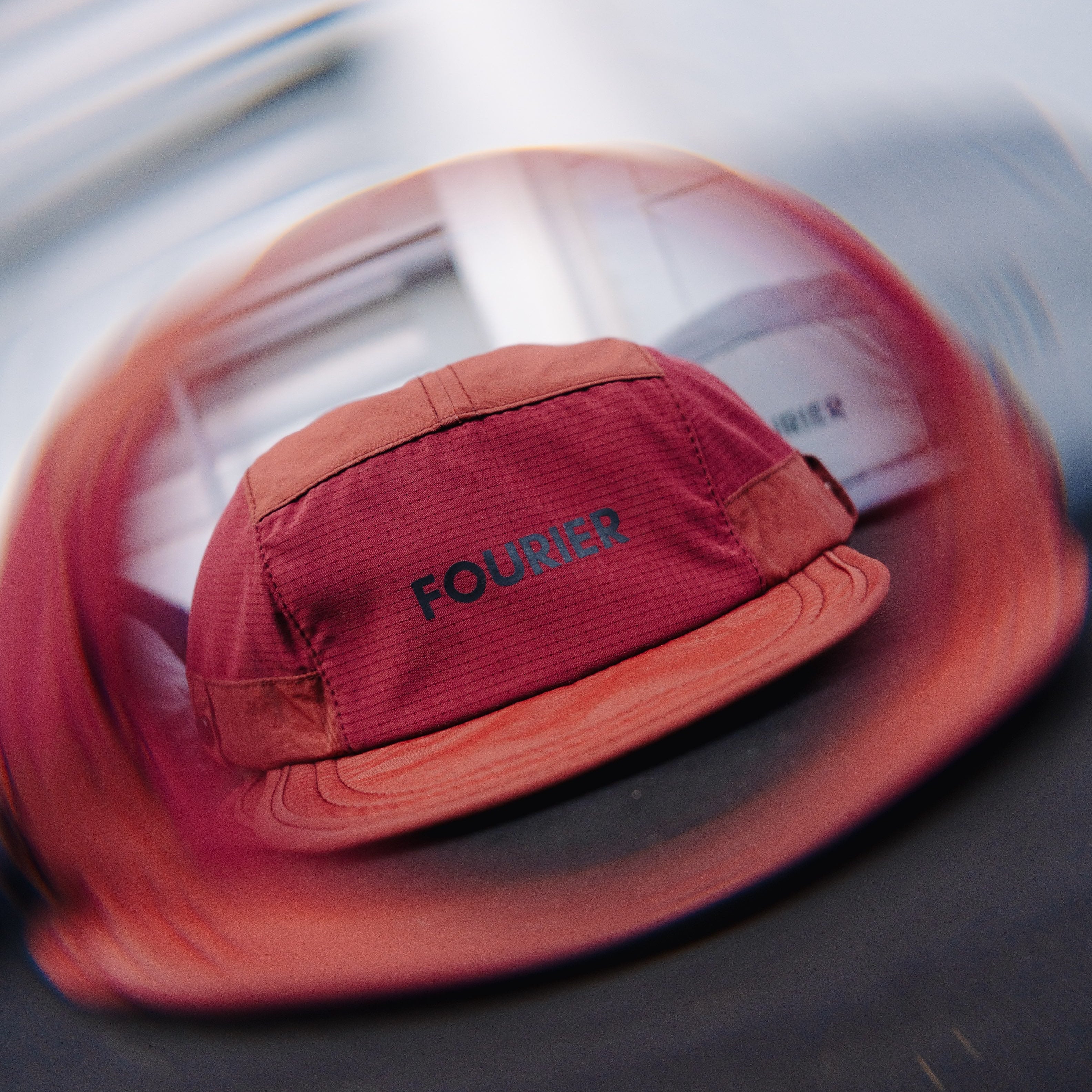 GORRA FIVE PANEL BURDEOS